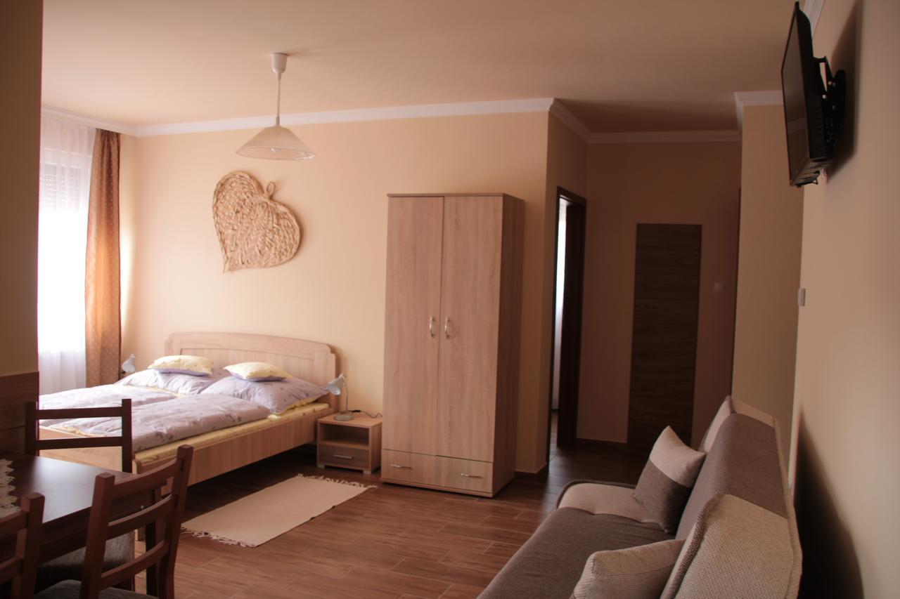 Imola Es Andrea Apartmanhaz 2 Hajduszoboszlo Bagian luar foto