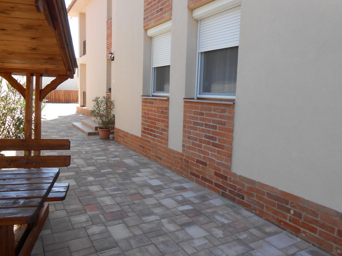 Imola Es Andrea Apartmanhaz 2 Hajduszoboszlo Bagian luar foto